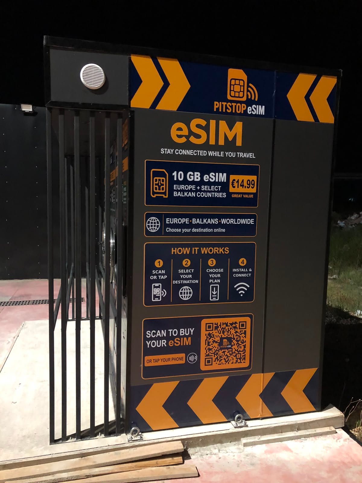 Side view of the Pitstop Kolonjë kiosk with eSIM information panel