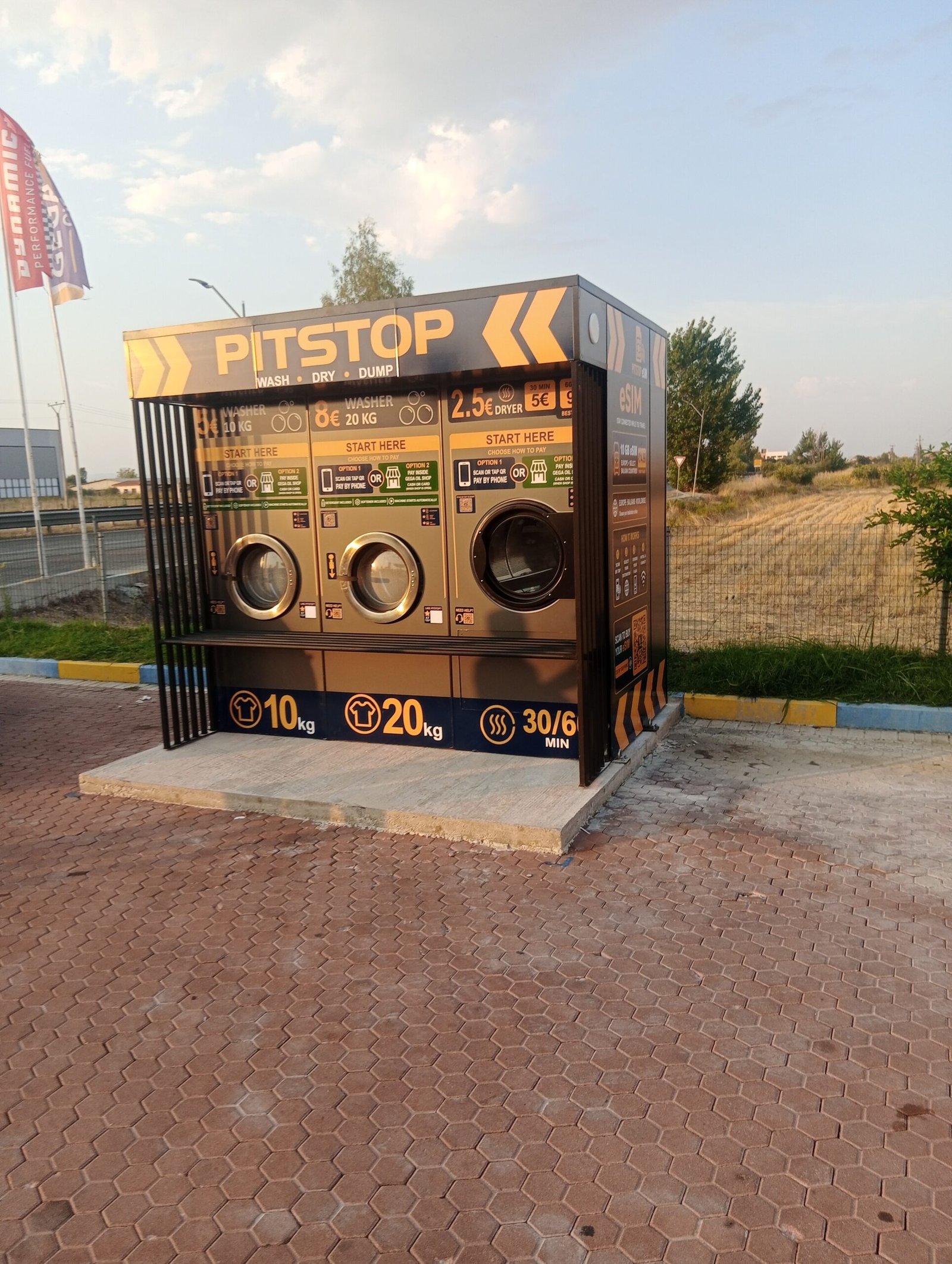 Side view of the Pitstop Savër kiosk with eSIM information panel